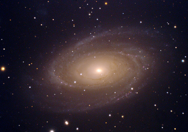 M81
Fast 12 Millionen Lichtjahre liegen zwischen der Galaxie und unserer Milchstraße. 
Aufgenommen vom Weerberg/Tirol. Belichtungszeit 2h45m durch das Meade 10" bei f10
Kamera Alccd6c bei Of125/G15
Schlüsselwörter: M81