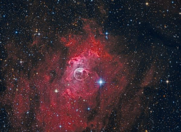 NGC7635 - der Bubble Nebel
Der Bubble Nebel ngc7635 mit L+Ha sowie RGB mit Ha zu R und OIII zu G und B 

7h20min (Details: 6x300 9x600 Luminanz +17x600Ha sowie RGB nur7x300RG, 6x300B, 5x600OIII). August 2016, 30cmf4 Newton, Paracorr, Moravian 8300 mit Astrodon LRGB, 5nm Ha und 3nm OIII Filter

Aus Wikipedia: NGC 7635, auch Blasennebel (engl. Bubble Nebula) genannt, ist ein Emissionsnebel und eine HII-Region im Sternbild Kassiopeia, welcher etwa 7100 Lichtjahre von der Erde entfernt ist. Die Bezeichnung stammt von einer Blase, die durch den Sonnenwind eines O-Sterns entstanden ist.
