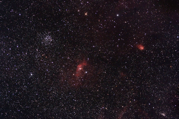 NGC 7635, Bubble-Nebel
Dieser Nebel bildet zusammen mit M52 und NGC7538 (rechts) eine nette Gruppe. Leider waren die Bedingungen sehr schlecht und nach nur 2 Aufnahmen nebelte3 es mich ein. Da wird es aber sicher einen 2. Versuch geben.
Schlüsselwörter: NGC 7635, Bubble-Nebel
