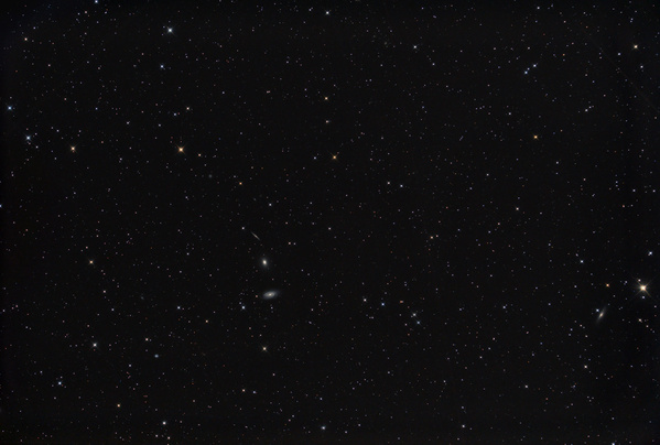 NGC 5981, 5982, 5985, Draco-Galaxiengruppe
Erster Test mit der neuen, für Vollformat optimierten Ausrüstung. Überraschend starke Vignettierung durchs Kameragehäuse. Größere Version
Schlüsselwörter: NGC 5981, 5982, 5985, Draco-Galaxiengruppe