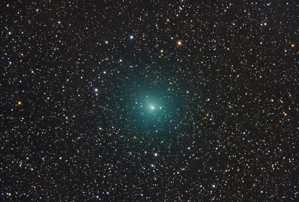 Komet 103/P Hartley
Seit Lulin der erste halbwegs helle Komet. Ein leichter Schweifansatz ist bereits zu sehen, aber kein Vergleich mit Holmes. Wegen der raschen Eigenbewegung waren nur 2,5min-Belichtungen möglich. Hoffentlich entwickelt der sich noch...
Schlüsselwörter: Komet 103/P Hartley
