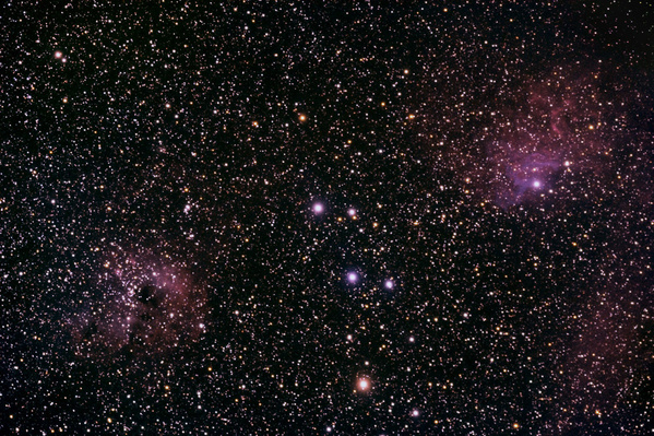 IC405, IC410, Flaming Star Nebula
Das Sternbild Fuhrmann ist reich an offenen Sternhaufen und Gasnebel. IC410 und IC405 sind Emissionsnebel, wobei in IC 405 (rechts) auch ein Reflexionsnebel enthalten ist. Leider ist die Rotempfindlichkeit einer unmodifizierten DSLR bescheiden, weshalb trotz einer Einzelbelichtungszeit von 10 Minuten nicht sonderlich viel oben ist.
Schlüsselwörter: IC405, IC410, Flaming Star Nebula