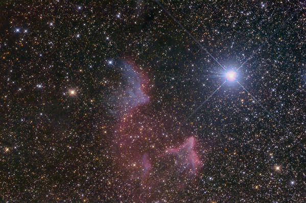 IC59, IC63
Diese auch Cassiopeia-Geister genannten Nebel liegen unmittelbar neben Gamma Cassiopeia und sind Teil eines ausgedehnten Nebelkomplexes. Schwierig zu bearbeiten wegen dem hellen Stern, außerdem  war es diesig und aufkommender Föhn ließ nicht viele punktförmige Aufnahmen zu.
Schlüsselwörter: IC59, IC63