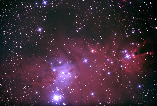 NGC 2264, Konusnebel
Visuell ist der Konusnebel eine harte Nuss, fotografisch lässt er sich recht gut ablichten. An diesem Abend war es mit -15 Grad unvernünftig kalt und leider streikten nach 6 Aufnahmen der Akku und die Fadenkreuzbeleuchtung. Am linken Bildrand lässt sich der "fox-fur"-Nebel erkennen.
Schlüsselwörter: NGC 2264, Konusnebel