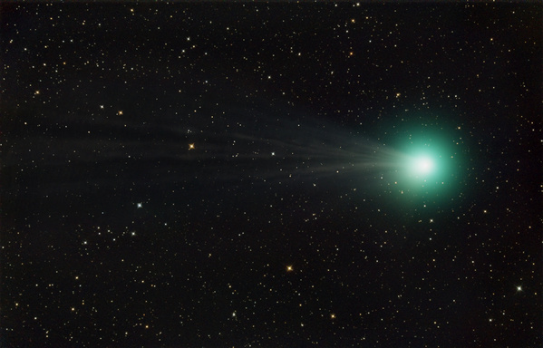 Komet Lovejoy 2014 Q2
Am Montag bewog mich ein spontanes Wolkenloch dazu, meinen 8" in Rekordzeit aufzubauen, um die 20min zu nützen, bis der Komet hinterm Hauseck verschwand. Mit dem 8" werden schon mehr Strukturen im Schweif sichtbar.
Schlüsselwörter: Komet Lovejoy 2014 Q2