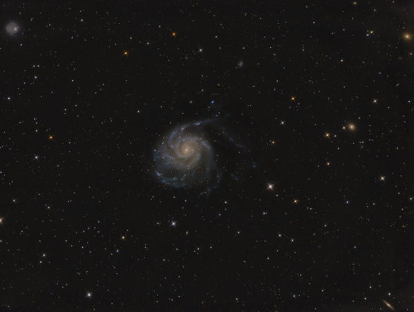M 101
Aufgrund des sensationellen Wetters im April ergab sich auch die Gelegenheit für Astrofotografie. M 101 ist die größte Galaxie der lokalen Gruppe im Großen Wagen.
Schlüsselwörter: M 101