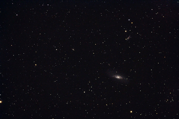 M106
Eine der hellsten Messier-Galaxien steht zwischen den Sternbildern Großer Wagen und Jagdhunde, in der Umgebung sind zahlreiche schwächere NGC-Galaxien zu sehen.
Schlüsselwörter: M106
