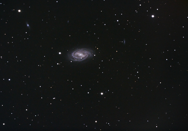 M109, NGC3992
M109 ist eine kompakte Balkenspirale, die besonders dicht gewickelte Spiralarme hat.
Schlüsselwörter: M109, NGC3992