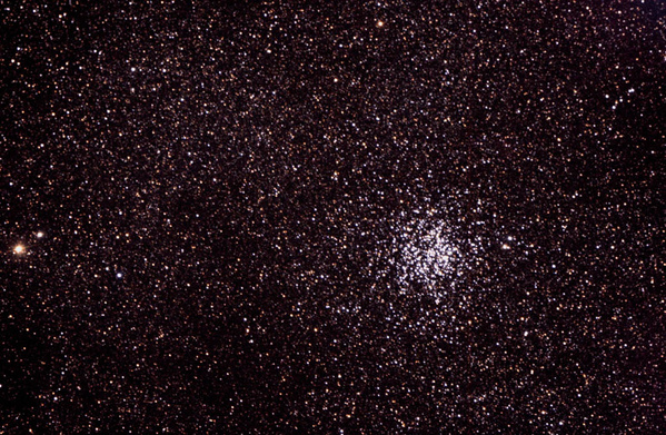 M11
M11 ist ein relativ dichter offener Haufen in der Schildwolke. Er kann zwar bereits im Feldstecher als nebliger Fleck erkannt werden, entfaltet jedoch erst in mittleren Teleskopen seine ganze Pracht.
Schlüsselwörter: M11
