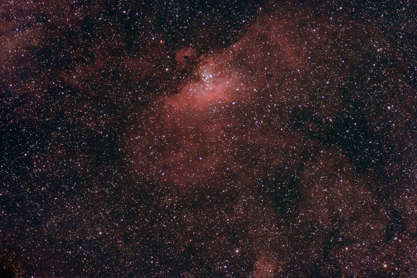 M16, NGC6611, Adlernebel
Kein Vergleich zur unmodifizierten Canon bezüglich der Rotempfindlichkeit. Visuell ist nur der zentrale Teil auszumachen, fotografisch geht einiges mehr. Leider waren die Bedingungen wegen durchziehender Zirrusbewölkung eher durchschnittlich.
Schlüsselwörter: M16, NGC6611,  Adlernebel