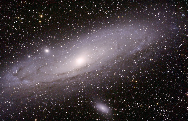 M31, Andromeda-Galaxie
Eine der uns nächsten Galaxien und ist bereits mit freiem Auge als leicht nebliges Fleckchen im Sternbild Andromeda zu sehen. Leider ist diese Aufnahmebrennweite für die DSLR schon zu groß, aber vielleicht wird ja mal ein Mosaik draus.
Schlüsselwörter: M31, Andromeda-Galaxie