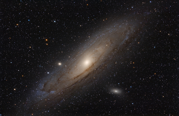 M31, Andromeda-Galaxie
M31 ist unsere Nachbargalaxie, welche im Herbst im Sternbild Andromeda schon mit dem freien Auge als kleines, nebliges Fleckchen gesehen werden kann. Ein Test mit ISO160, leider stimmt seit dem Umbau der Korrektorabstand nicht mehr ganz.
Schlüsselwörter: M31, Andromeda-Galaxie