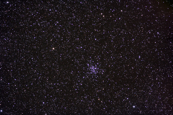 M36 (NGC1960)
Dies ist der kleinste der Messier-Haufen im Fuhrmann, ist aber schon im Feldstecher gut zu erkennen.
Schlüsselwörter: M36 (NGC1960)