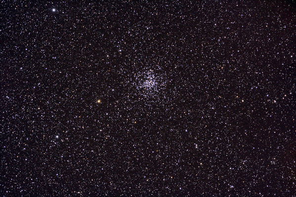 M37, (NGC2099)
Dieser schöne offene Haufen liegt im Sternbild Fuhrmann und ist eher dicht konzentriert.
Schlüsselwörter: M37, (NGC2099)