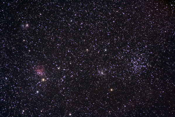 M38, (NGC1912)
Im Herzen des Sternbildes Fuhrmann liegt der offene Sternhaufen M38. Astrofotografisch ist diese Region besonders interessant, da hier auch einige Gasnebel liegen. Links im Bild ist der Gasnebel IC417, links oben NGC1931 und in der Bildmitte der offene Haufen NGC1907.
Schlüsselwörter: M38, (NGC1912), IC417, NGC1931, NGC1907