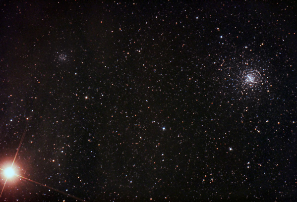 M4, NGC6144
First Light mit dem neuen 8"f4 Fotonewton. Elendiglich schlechtes Jahr. Ich musste bis Mitte Juni warten, dass ich das erste Mal fotografieren gehen konnte. M 4 ist ein sehr loser Kugelhaufen gleich rechts neben Antares im Skorpion. Die schwachen Nebel im Bild gehören zu einem größeren Nebelkomplex. Am linken Bildrand liegt NGC 6144, ebenfalls ein Kugelhaufen
Schlüsselwörter: M4, NGC6144
