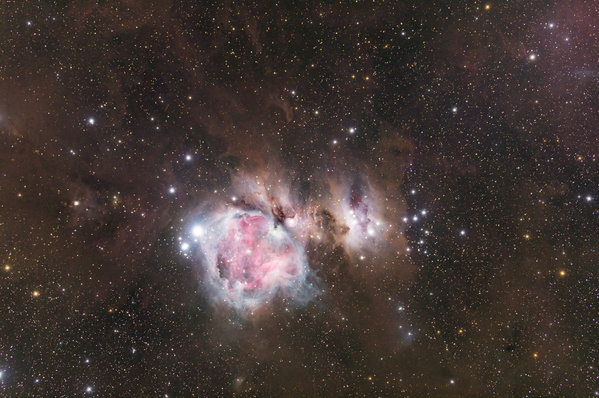 M42, Orionnebel
Schon lange wollte ich die Abbildungsgüte meines Refraktors an einer Vollformatkamera testen. Ich konnte mir gottseidank eine unmodifizierte 5DMK2 ausleihen und testete gleich am Orion. Für eine unmodifizierte bringt sie recht viel Rot rüber, und wenn ich den Korrektorabstand verkürze, dann gehts auch bis zum Rand scharf
Schlüsselwörter: M42, Orionnebel