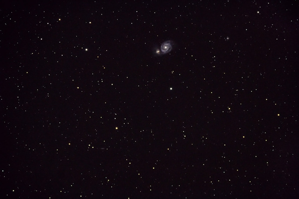 M51
M51 zeigt ihre beeindruckende Spiralform schon in relativ kleinen Teleskopen.
Schlüsselwörter: M51