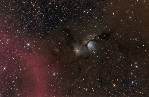 M78
Mit Einkehr des Winters haben sich leider auch die Temperaturen gesenkt. Am Dienstag gabs eine Ausnahmenacht am Weerberg: knackige -15C und eine dicke Nebelschicht im Tal deckte die Skybeamerschweinerei der Kristallwelten fast zu und bescherte mir die beste Südsicht, an die ich mich erinnern kann. M78 liegt im Sternbild Orion, einer sehr nebelreichen Gegend
Schlüsselwörter: M78