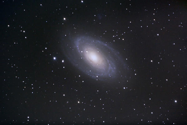 M81
Eine der hellsten Messier-Galaxien, welche bereits im Feldstecher erkannt werden kann.
Schlüsselwörter: M81