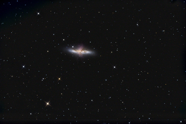 M82
Immer noch in der Testphase mit dem 13" -  diesmal aber mit dem OAG. Da die Einstellerei eine ziemliche Fummelei war, konnte ich erst um 23 Uhr das erste Foto  machen, daher auch nur 14x5min. Trotzdem haut die Nachführung noch nicht ganz hin.
Schlüsselwörter: M82