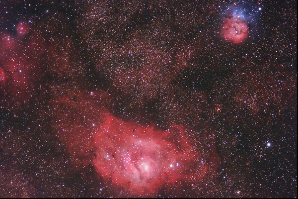 M8, NGC 6523, Lagunennebel
Der Lagunennebel liegt zwar ziemlich weit im Süden, kann aber schon mit dem bloßen Auge als schwach nebliges Fleckchen wahrgenommen werden. In Südamerika im Zenith erschlägt er einen fast.
Schlüsselwörter: M8, NGC 6523, Lagunennebel