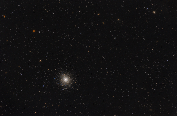 M92
Nach längerer Pause nützte ich einen der halbwegs kühlen Sommerabende zum Fotografieren. M92 bot sich für die kurze Dunkelheit an. Dieser steht Unrecht im Schatten seines größeren Bruders M13 und bietet auch einige Galaxien im Feld.
Schlüsselwörter: M92