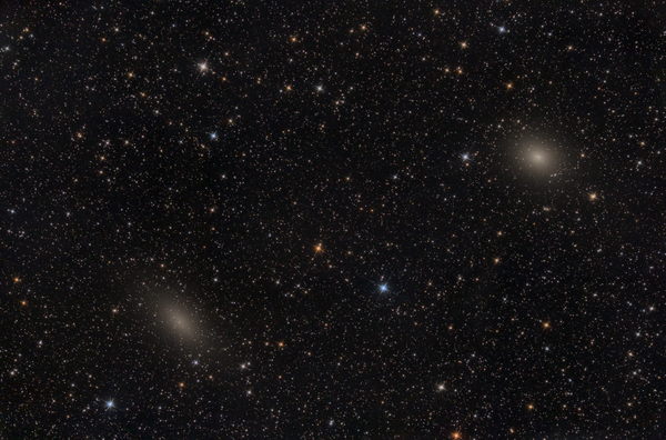 NGC147, NGC 185
Diese 2 elliptischen Zwerggalaxien sind entfernte Begleiter der Andromeda-Galaxie. Leider erscheinen sie auf den Aufnahmen eher strukturlos, lassen sich allerdings ein bisschen in Einzelsterne auflösen.
Schlüsselwörter: NGC147, NGC 185