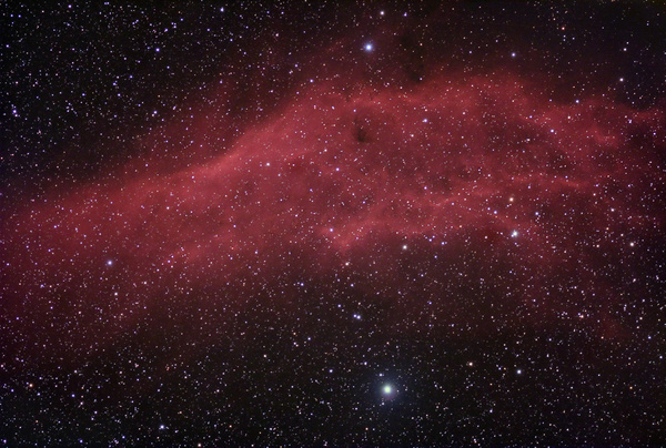 NGC1499, California-Nebel
Dieser Nebel liegt im Sternbild Perseus. Er ist aufgrund seiner Größe leicht auch schon bei Übersichtsaufnahmen zu sehen, visuell kann er allerdings nur mit Hß-Filter beobachtet werden. den Namen hat er angeblich wegen der Ähnlichkeit mit dem Bundesstaat Kalifornien (??). Nach einer langen Schlechtwetterabstinenz endlich wieder ein Foto.
Schlüsselwörter: NGC1499, California-Nebel