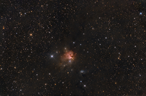 NGC 1579, Trifid of the North
Als Abschluss der sagenhaften Schönwetterperiode gingen sich noch 2 Nächte im Garten aus. NGC 1579 wird auch als Trifidnebel des Nordens bezeichnet und ist in eine sehr schwache Nebelregion eingebettet, die vom Garten aus leider auch mit über 8h Belichtungszeit nicht sehr deutlich wird.
Schlüsselwörter: NGC 1579, Trifid of the North