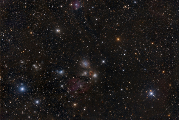 NGC2183, NGC2170, Angel-Nebel
Kaum zu glauben - aber der Februar brachte uns ein stabiles Hochdruckgebiet mit Bedingungen vom Feinsten. Diese Region im Einhorn hat mich immer schon fasziniert, also hab ich diesmal einen 3-tägigen Belichtungsmarathon angerissen. Insgesamt 420min sind neuer Rekord!
Schlüsselwörter: NGC2183, NGC2170, Angel-Nebel
