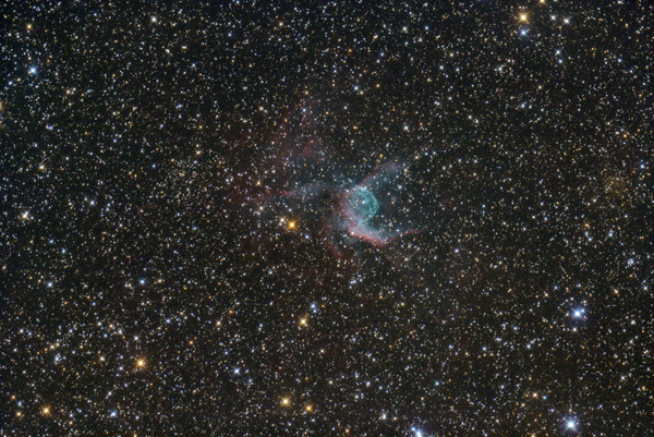 NGC2359, Thors Helm
Dieses Objekt ist recht weit im Süden und bietet in größeren Teleskopen mit OIII-Filter einen sehr schönen Anblick. Leider war an dem Abend die Luft recht unruhig.
Schlüsselwörter: NGC2359, Thors Helm