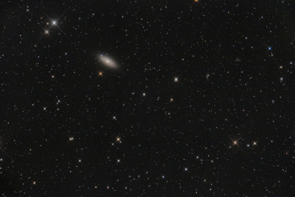 NGC2841
Eine der raren Gelegenheiten im heurigen Jahr zum Astrofotografieren. NGC2841 ist eine sehr fein strukturierte Galaxie im Sternbild Großer Wagen. Durchsicht war ok, die Luft leider etwas unruhig
