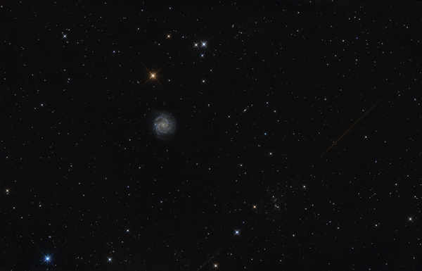 NGC 3184
Eher durch Zufall stieß ich beim Herumsuchen im Planetariumsprogramm auf diese kleine Galaxie. Da seit der Sommerzeitumstellung eh mehr Gartenarbeit angesagt ist, habe ich die letzten 2 Abende, eingeschränkt durch den Mondaufgang, 4h20min in das Objekt investiert. Der zweite Abend war leider verzirrt und das Seeing schlecht. Interessant sind die beiden Galaxienhaufen im Bild.
Schlüsselwörter: NGC 3184