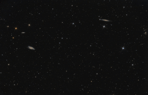 NGC4088
NGC4088 bildet mit NGC4157 ein Galaxienpaar im Großen Wagen. Eigentlich eher ein Verlegenheitsobjekt, aber das Wetter war einfach zu schön um diese Nacht ungenutzt verstreichen zu lassen.
Schlüsselwörter: NGC4088