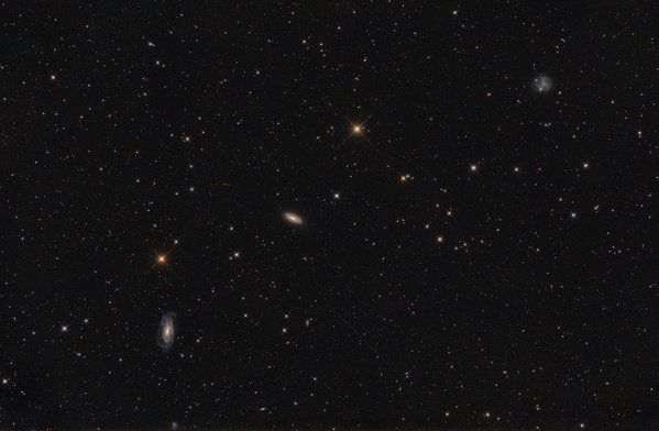 NGC5033, NGC5005
Das heurige Jahr hat leider noch gar nix hergegeben in Punkto Astro. Am Freitag wars endlich mal klar, also nutzte ich die Gelegenheit, mit dem 8"f4 die Galaxie NGC5033 abzulichten. Diese bildet ein nettes Trio mit NGC5005 und der schwächeren IC 4182. Große Version.
Schlüsselwörter: NGC5033, NGC5005