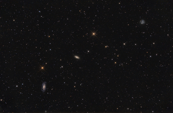 NGC5033, NGC5005
Das heurige Jahr hat leider noch gar nix hergegeben in Punkto Astro. Am Freitag wars endlich mal klar, also nutzte ich die Gelegenheit, mit dem 8"f4 die Galaxie NGC5033 abzulichten. Diese bildet ein nettes Trio mit NGC5005 und der schwächeren IC 4182.
Schlüsselwörter: NGC5033, NGC5005