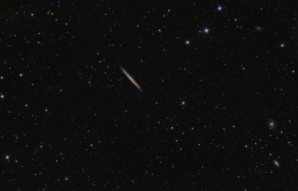 NGC5907
Eigentlich hat der Aprilneumond ziemlich viele schöne Nächte gebracht, meistens sind allerdings Zirren durchgezogen. Am vergangenen Sonntag waren zwar keine Zirren, dafür ein unglaublich lästiger Wind. NGC 5907 ist eine Galaxie im Großen Wagen, die man genau von der Kante sieht. Auf wirklich langbelichteten Aufnahmen sieht man 2 große Materieauswürfe rund um die Galaxie. Die Rohaufnahmen hatten leider kleine Nachführfehler. Eine größere Version
Schlüsselwörter: NGC5907