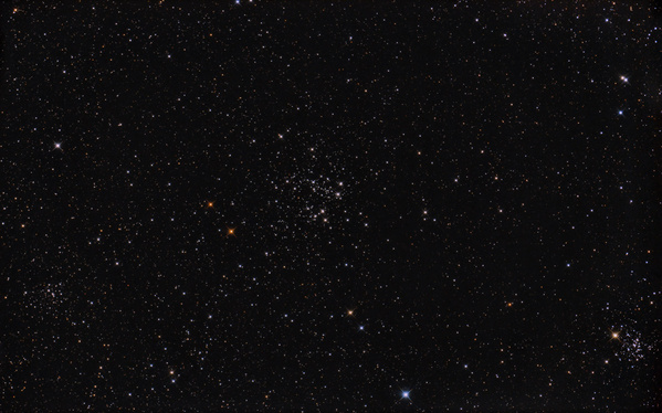 NGC663
Was tut man nicht alles bei dieser ständigen Wolkenfinsternis. Trotz Halbmond musste die erste Gelegenheit in dem nicht mehr so neuen Jahr zum Kameratest genutzt werden. Also ein x-beliebiges Objekt Richtung Norden ausgewählt und los gings. NGC633 bildet mit NGC654 (rechts) und NGC659 (links) ein recht nettes Trio. Wenigstens der Sensor der Ersatzkamera ist halbwegs plan.
Schlüsselwörter: NGC663