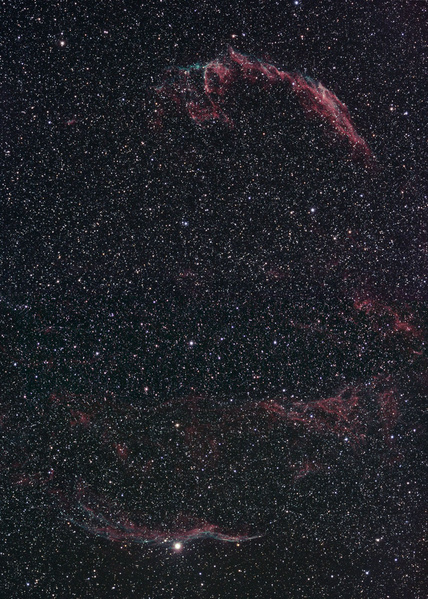 NGC6992, NGC6960, Cirrus-Nebel
Mein erstes Mosaik! Da man beide Teile des Nebels nur mit kurzer Brennweite reinkriegt und dann die schwachen Filamente zwischen den Sternen untergehen, habe ich mir die zusätzliche Arbeit angetan.
Schlüsselwörter: NGC6992, NGC6960, Cirrus-Nebel