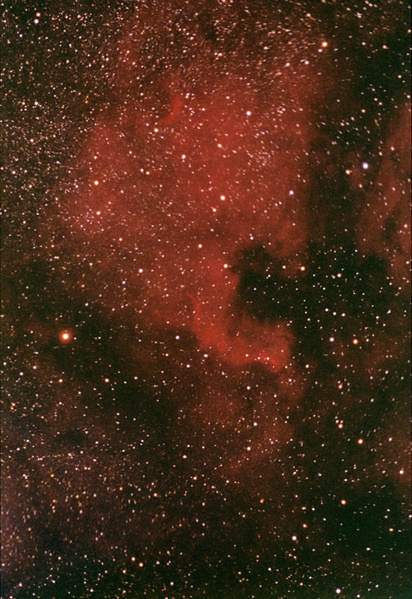 NGC7000, Nordamerika-Nebel
Dieser dem nordamerikanischen Kontinent ähnelnde Nebel liegt im Sternbild Schwan und ist unter sehr guten  Bedingungen bereits mit dem Feldstecher zu erkennen.
Schlüsselwörter: NGC7000, Nordamerika-Nebel