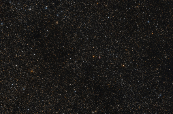 NGC7048
NGC 7048 ist ein planetarischer Nebel im Sternbild Schwan. Durch die Lage inmitten des Milchstraßenbands ist eine große Anzahl von Sternen im Gesichtsfeld. Eigentlich eine Überbrückungsaufnahme, bis das eigentliche Objekt der Begierde hoch genug zum Fotografieren war. TRotz dewr kurzen Belichtung ein annehmbares ERgebnis.
Schlüsselwörter: NGC7048
