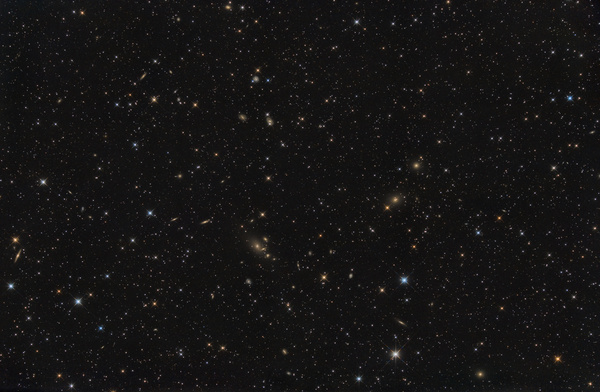 NGC 708
Die Gegend zwischen Andromeda und Dreieck ist reich an kleinen Galaxien. Die elliptische Galaxie NGC708 ist die größte Galaxie im Feld und umgeben von einer Vielzahl an schwächeren Galaxien in verschiedensten Ausprägungen. Insgesamt knapp 9h Belichtungszeit an 2 passablen Abenden.
Schlüsselwörter: NGC 708