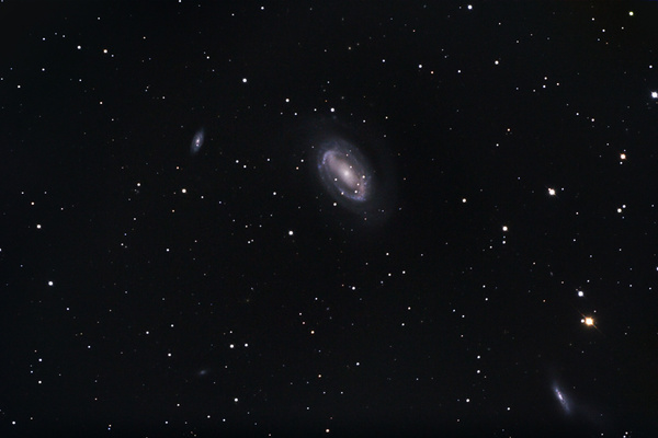 NGC4725
NGC7425 liegt im Sternbild Coma Berenices und ist eine Balkenspiralgalaxie. Der große Galaxienreichtum in dieser Gegend fällt auch am Foto auf: Links ist NGC4712, rechts unten NGC4747.
Schlüsselwörter: NGC4725