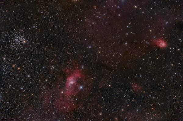 NGC7635, Bubble-Nebel
Da der Sommer immer noch anhält, habe ich beschlossen, die letzte Gelegenheit in diesem Mondfenster mit dem 10" zu nutzen. Wieder ein Standardobjekt mit automatischer Abschaltung in der Früh um 3. Der Bubblenebel hat eine auffällige Blasenform und liegt in einem großen Nebelgebiet eingebettet. Große Version
Schlüsselwörter: NGC7635, Bubble-Nebel