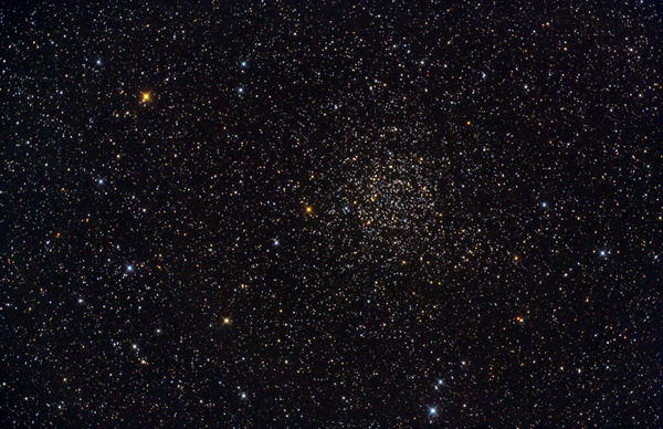 NGC7789
Wieder mal aus dem Garten - erster Test des neuen Paracorrs bei sehr dunstigen Bedingungen. NGC7789 ist ein sehr schöner offener Sternhaufen in der Cassiopeia.
Schlüsselwörter: NGC7789