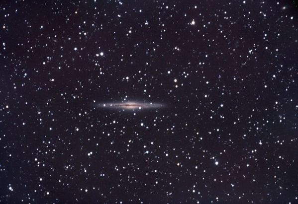 NGC891
NGC891 ist eine sogenannte "edge-on"-Galaxie. Man sieht sie genau von der Seite und kann auch so das Staubband gut erkennen. Leider ging während der Aufnahme der Föhn und die Luftunruhe war unter aller Sau (mehr als 5 Bogensekunden)
Schlüsselwörter: NGC891