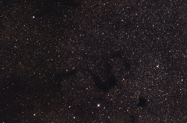 B72, Snake-Nebel, Barnard's S
Das Objekt möchte ich schon seit 4 Jahren machen. Leider steht es so tief im Süden, dass die Aufnahme nur zum Neumond Ende Mai möglich ist. Zwar recht gute Durchsicht, aber die +33C tagsüber und aufkommender Föhn sorgten leider für eine sehr unruhige Luft. Auch mag die DSLR Temperaturen von +18C nicht gerne.
Dieser Dunkelnebel wurde wie viele andere von Barnard fotografisch entdeckt. Die ausgesprochene s-oder Schlangenform führte zu dieser Namensgebung
Schlüsselwörter: B72, Snake-Nebel, Barnard's S