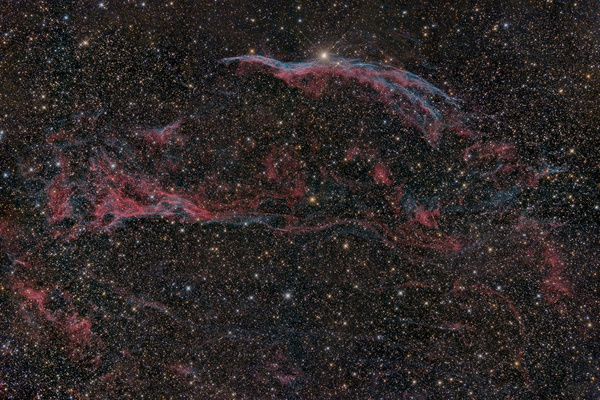 Sturmvogel, Cirrus-Nebel, NGC6960
Nach einem mehr als lausigen Sommer bescherte uns die letzte Augustwoche unerwartet stabiles Bade-und Astrowetter. Ich nutzte gleich die ersten 2 Möglichkeiten und nahm den Sturmvogel aufs Korn. Dies ist ein Teil eines ausgedehnten Supernovaüberrests. Die Bedingungen waren ziemlich gut, an 2 Abenden gingen sich 46 Aufnahmen aus
Schlüsselwörter: Sturmvogel, Cirrus-Nebel, NGC6960