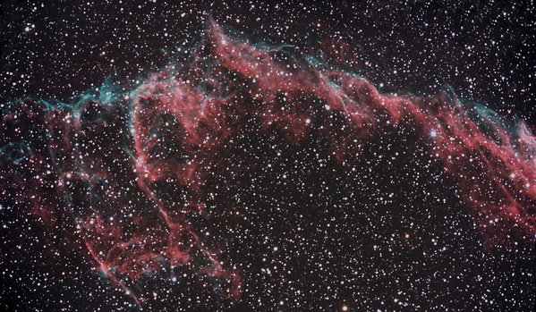 NGC6992, Cirrus-Nebel
Die Aufnahme sollte eigentlich ein 2-Bilder-Mosaik werden, aber wenn man so dämlich ist und in der folgenden Nacht denselben Ausschnitt nochmal aufnimmt, muss das Mosaik auf nächstes Jahr warten. Die Filamente sind trotzdem erstaunlich.
Schlüsselwörter: NGC6992, Cirrus-Nebel